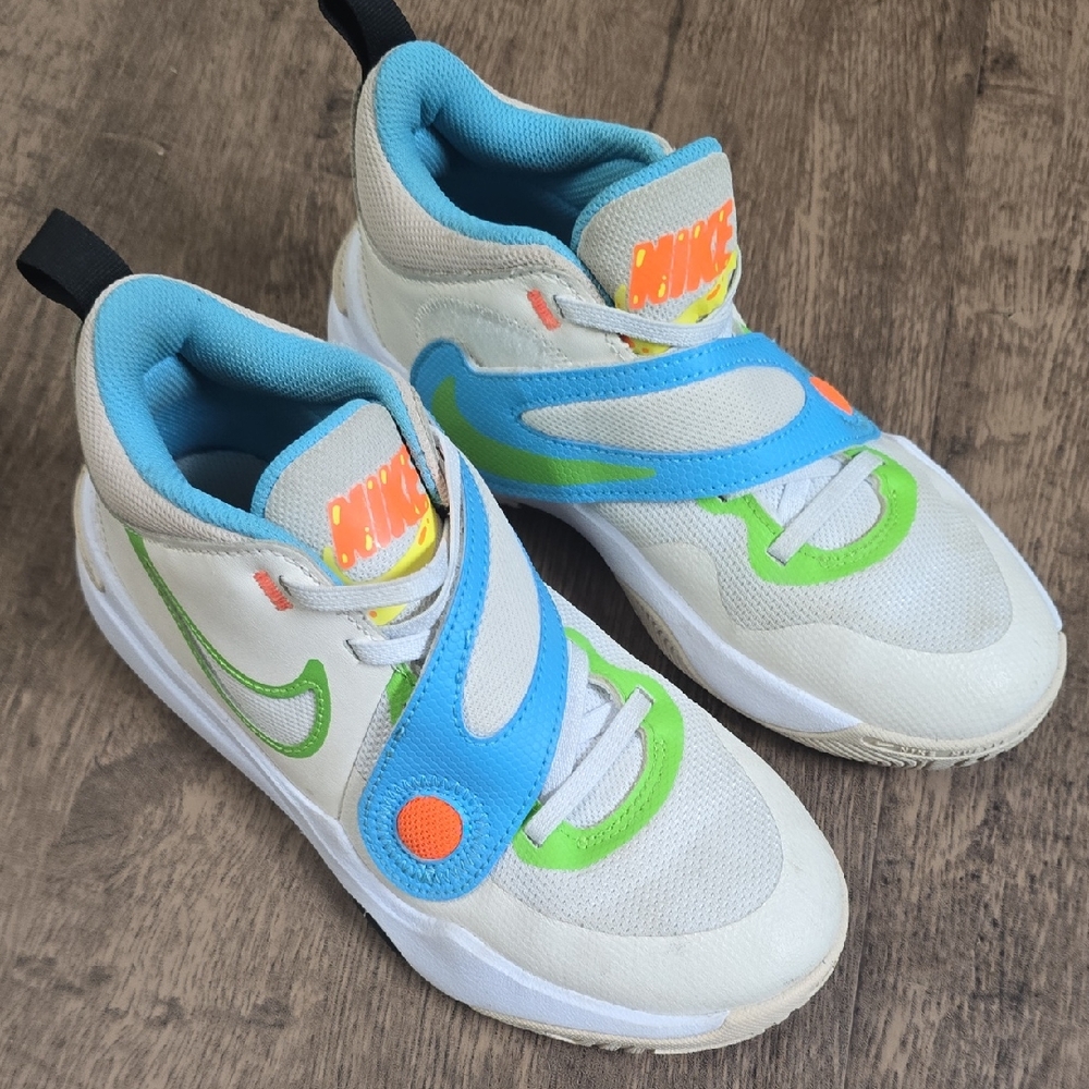 NIKE‎ Team Hustle D11 Kids' White & Blue Sneakers Velcro Basketball Court Sz 4.5